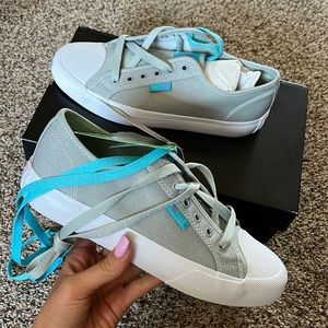 NWT manual RT C&c womens grey & blue DC shoe - 9.5